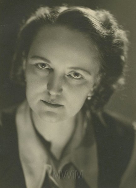 KKE 5378.jpg - Fot. Portret. Stefania Kamińska – siostra Myszki, Płock, 1936 r. (po ślubie z Kazimierzem 27 VII 1936 w Warszawie męża nazywała Ziutkiem a brata Kaziem (od Kazimierza)) Fotograf: prof. B. Sobieraj -Płock.